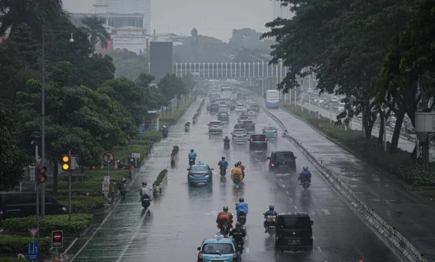 Cuaca Jakarta Hari Ini: Hujan Ringan Hingga Sedang Mengguyur Seluruh Kota