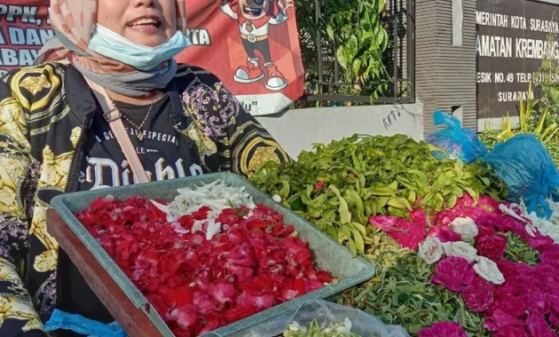 Jasa Jastip Nyekar dan Rawat Makam di Surabaya Viral: Laifa Tarik Rp 50 Ribu, Tambah Rp 50 Ribu untuk Baca Doa