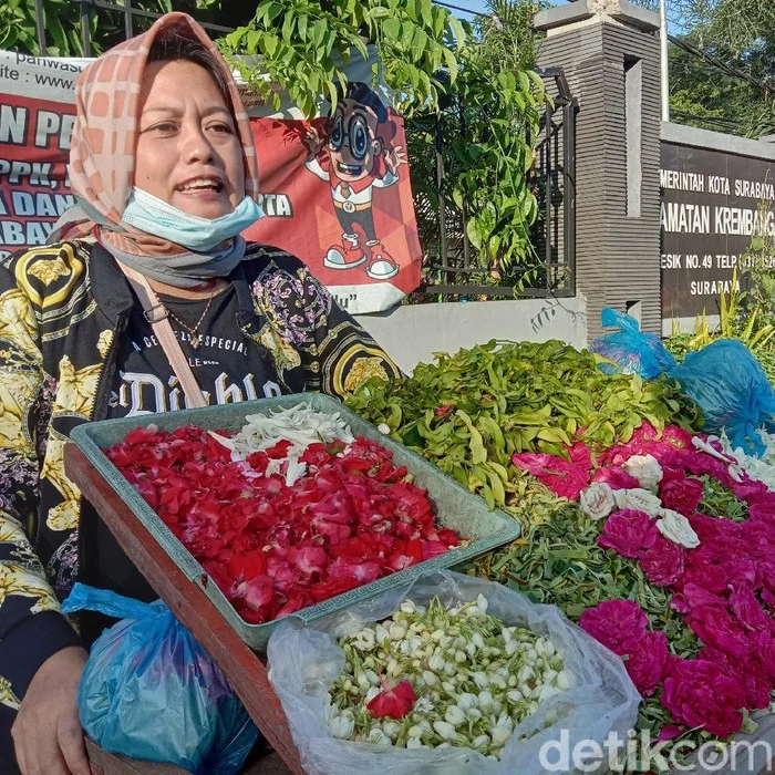 Jasa Jastip Nyekar dan Rawat Makam di Surabaya Viral: Laifa Tarik Rp 50 Ribu, Tambah Rp 50 Ribu untuk Baca Doa