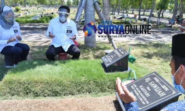 Laifa Buka Jastip Nyekar & Rawat Makam di Surabaya: Tarif Rp 50 Ribu, Doa Tambahan Rp 50 Ribu Jadi Sorotan Netizen Laifa Buka Jastip Nyekar & Rawat Makam di Surabaya: Tarif Rp 50 Ribu, Doa Tambahan Rp 50 Ribu Jadi Sorotan Netizen