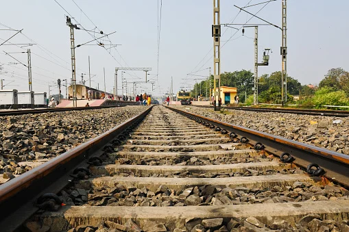 Menyingkap Rahasia Outpost: Dari Bulan hingga Stasiun Kereta India