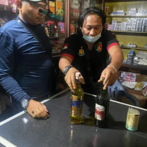 Polisi Cirebon Tangkap Empat Pencuri Lintas Kota, Sita Botol Miras, dan Luncurkan Bantuan Pangan untuk Ribuan Warga