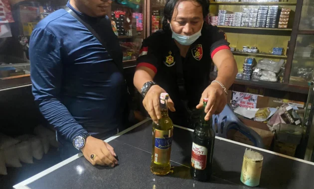 Polisi Cirebon Tangkap Empat Pencuri Lintas Kota, Sita Botol Miras, dan Luncurkan Bantuan Pangan untuk Ribuan Warga