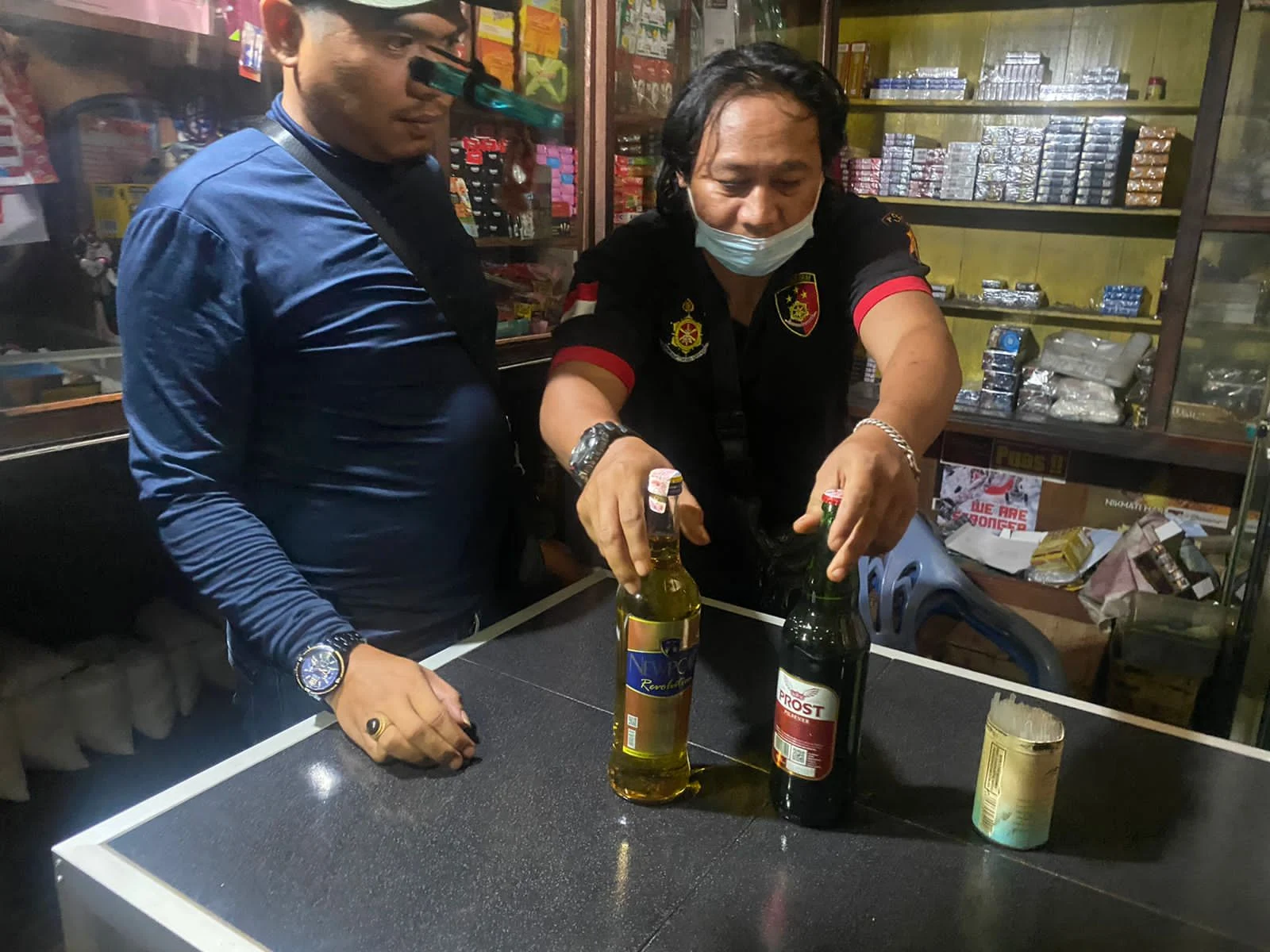 Polisi Cirebon Tangkap Empat Pencuri Lintas Kota, Sita Botol Miras, dan Luncurkan Bantuan Pangan untuk Ribuan Warga