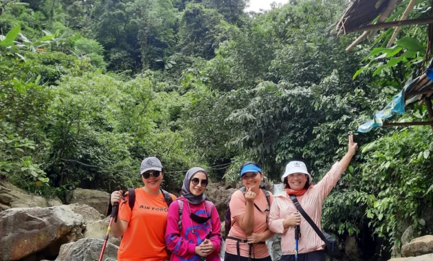 Serunya Liburan Keluarga Selebriti: Meisya Siregar Trekking ke Curug Sentul & Kiky Saputri Jelajah Taronga Zoo