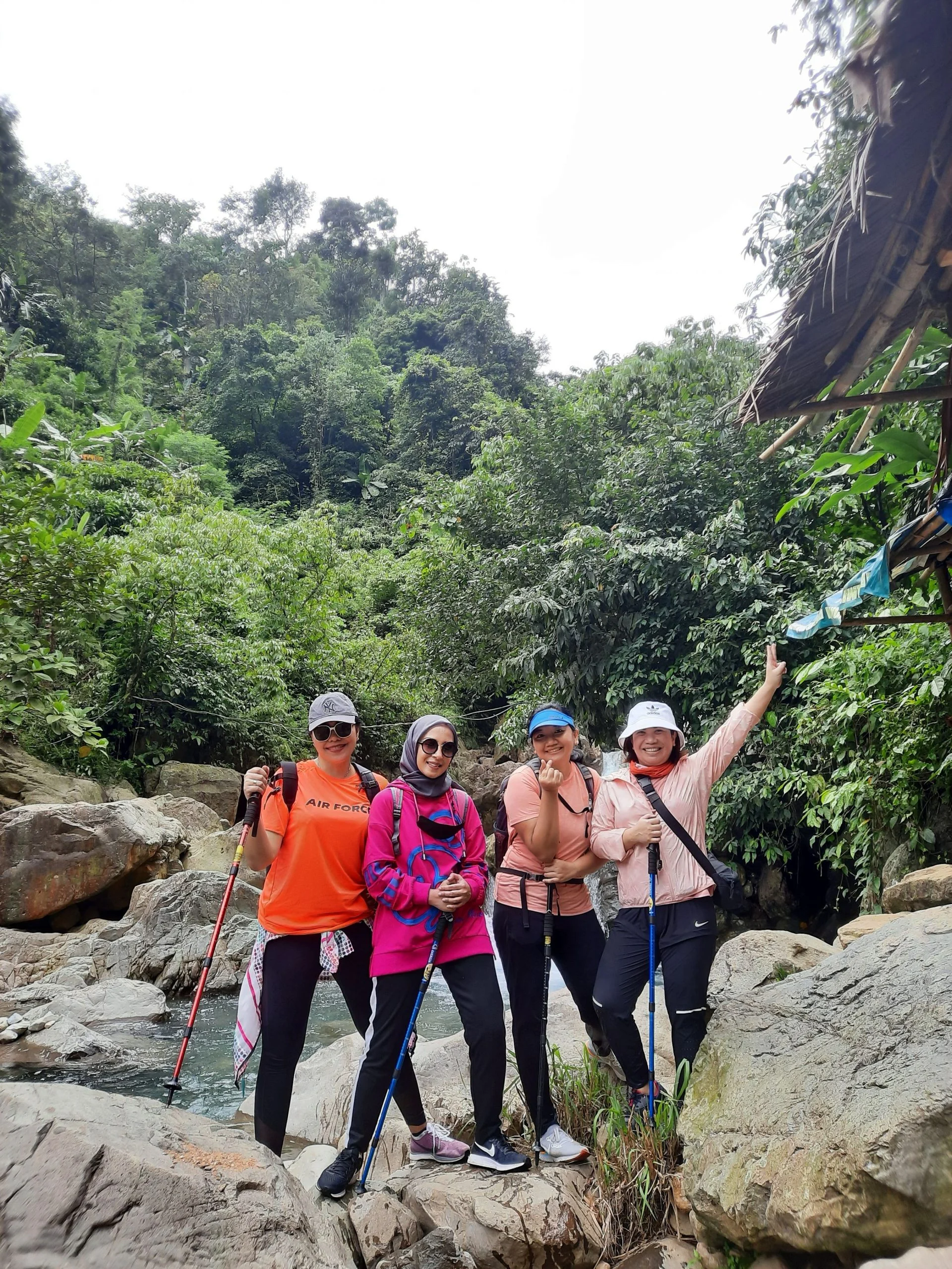 Serunya Liburan Keluarga Selebriti: Meisya Siregar Trekking ke Curug Sentul & Kiky Saputri Jelajah Taronga Zoo