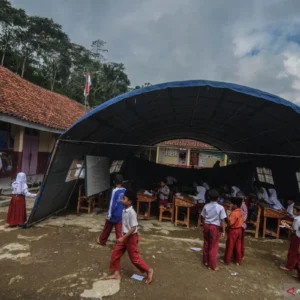 220 Siswa SD dan SMP di Nagan Raya Aceh Belajar di Tenda Darurat