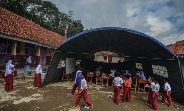 220 Siswa SD dan SMP di Nagan Raya Aceh Belajar di Tenda Darurat 220 Siswa SD dan SMP di Nagan Raya Aceh Belajar di Tenda Darurat