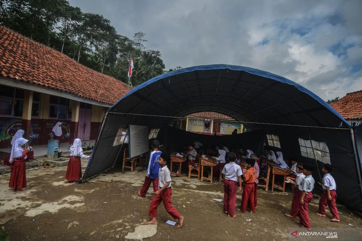 220 Siswa SD dan SMP di Nagan Raya Aceh Belajar di Tenda Darurat