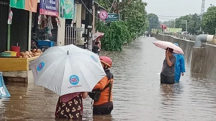 25 Titik di Tangerang Selatan Terkena Banjir dan 13 Lokasi Longsor Akibat Hujan Deras dan Angin Kencang
