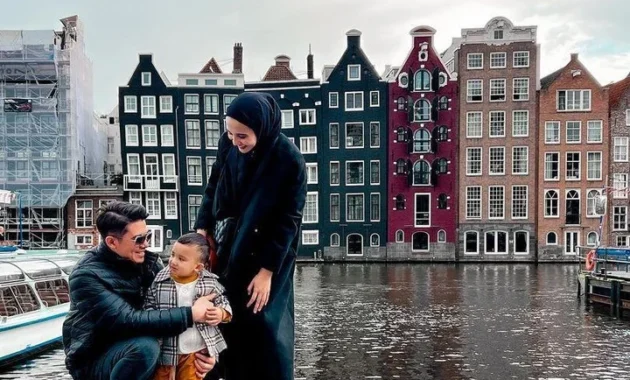 7 Potret Bunga Zainal Saat Liburan di Belanda, Happy!