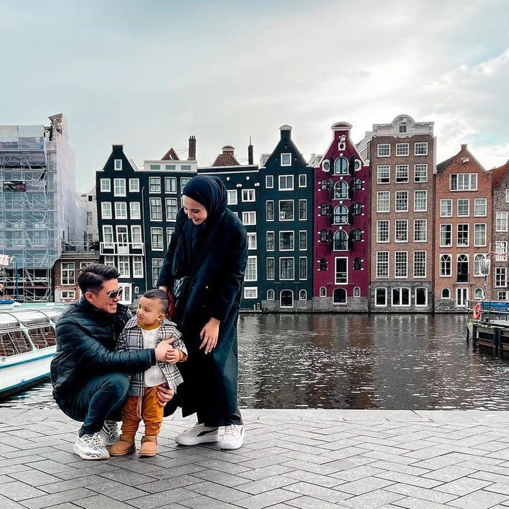 7 Potret Bunga Zainal Saat Liburan di Belanda, Happy!