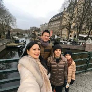 8 Potret Eksklusif Julie Estelle & Keluarga di Thailand: Liburan Seru yang Bikin Penasaran