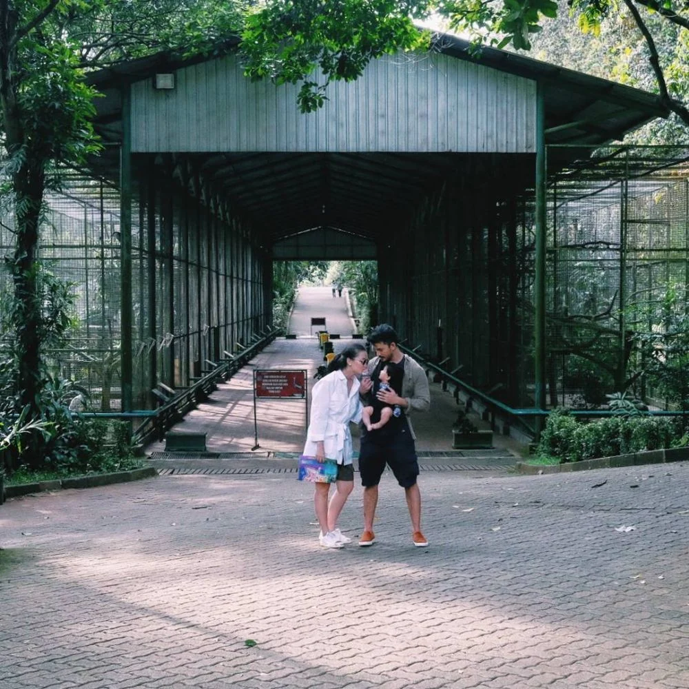 8 Potret Rio Dewanto dan Keluarga di Lombok, Kebahagiaan yang Memancar