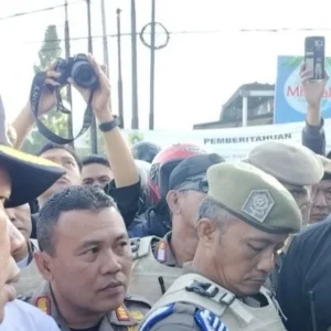 Aksi Penertiban PKL di Jalan Raya Bogor Diwarnai Ancaman Pedagang