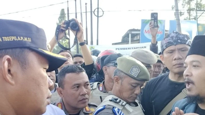 Aksi Penertiban PKL di Jalan Raya Bogor Diwarnai Ancaman Pedagang