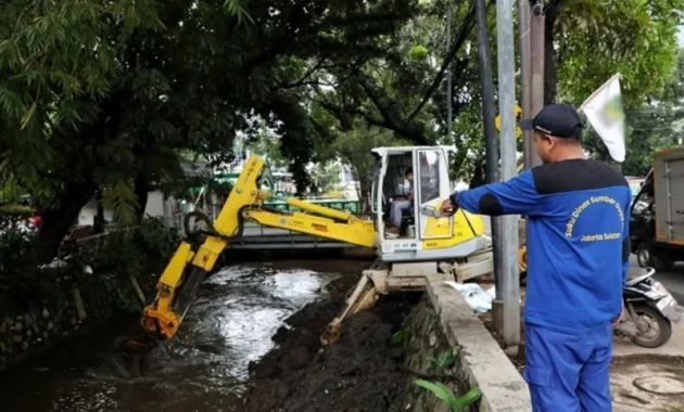Antisipasi Banjir di Pesanggrahan, Pemkot Jaksel Lakukan Pengerukan Kali Antisipasi Banjir di Pesanggrahan, Pemkot Jaksel Lakukan Pengerukan Kali