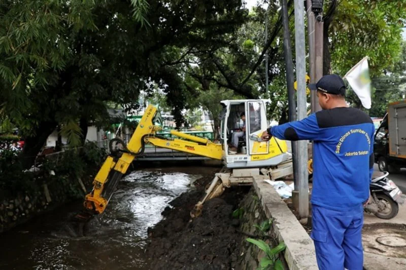 Antisipasi Banjir di Pesanggrahan, Pemkot Jaksel Lakukan Pengerukan Kali