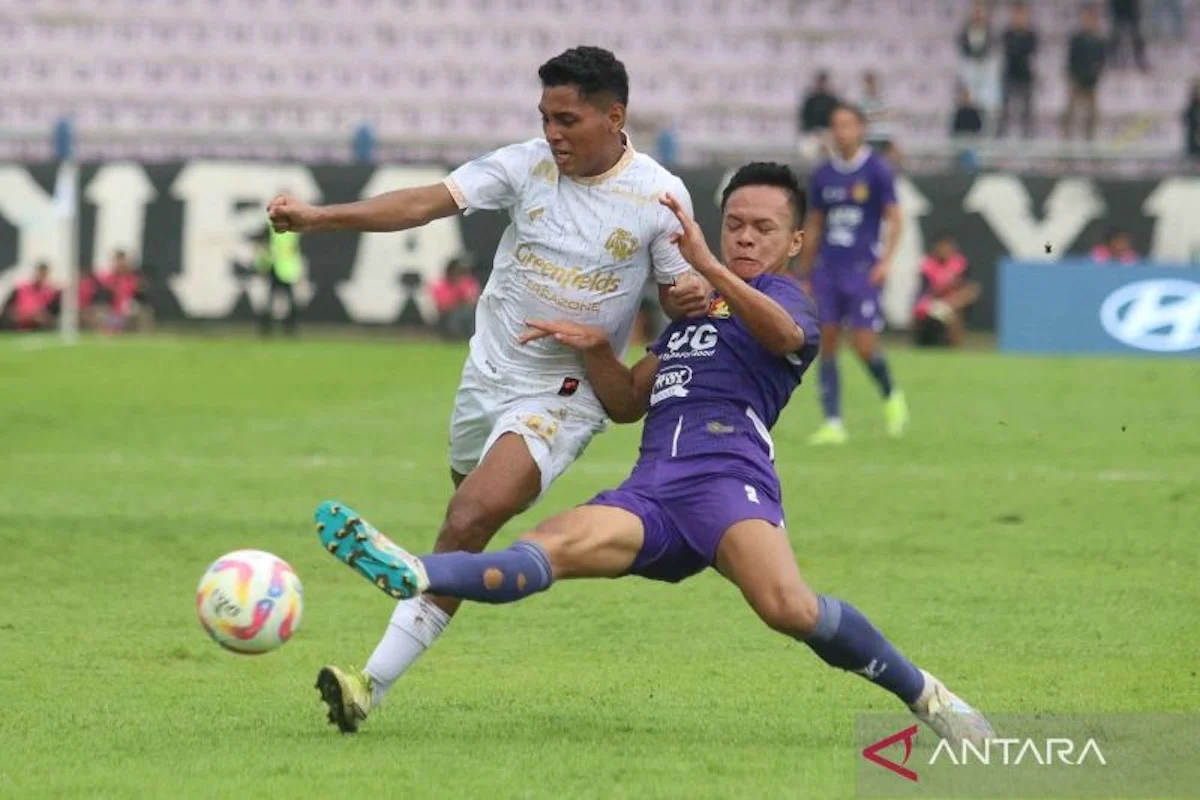 Arema FC Menang Tipis 1-0 atas Persita: Analisis Mendalam Carlos Pena dan Dampak pada Peringkat Liga