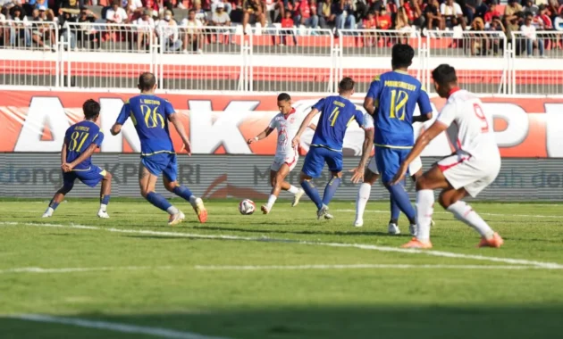 Arema FC Terapkan Strategi Low Block untuk Imbangi Malut United Arema FC Terapkan Strategi Low Block untuk Imbangi Malut United