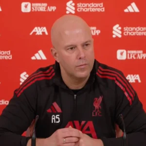 Arne Slot Tetap Pimpin Liverpool: Bagaimana Manajer Belanda Ini Menghadapi Tekanan dan Menatap Liga Champions