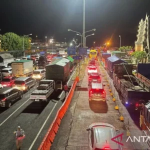 Arus Balik Padat, Antrean Truk Mengular hingga 12 km di Pelabuhan Ketapang Pasca Lebaran