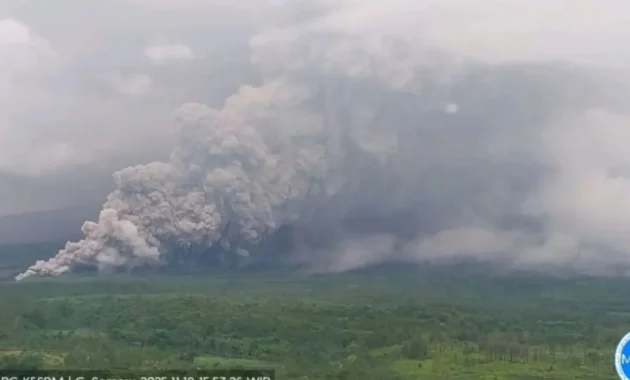 Awan Panas Semeru Menyapu 4,5 km: Erupsi Hebat Tinggi 700 m Mengguncang Lumajang‑Malang