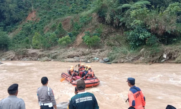 Banjir Bandung, Penjaga SMAN 1 Banjaran Hilang Usai Usaha Menyelamatkan Korban Hanyut