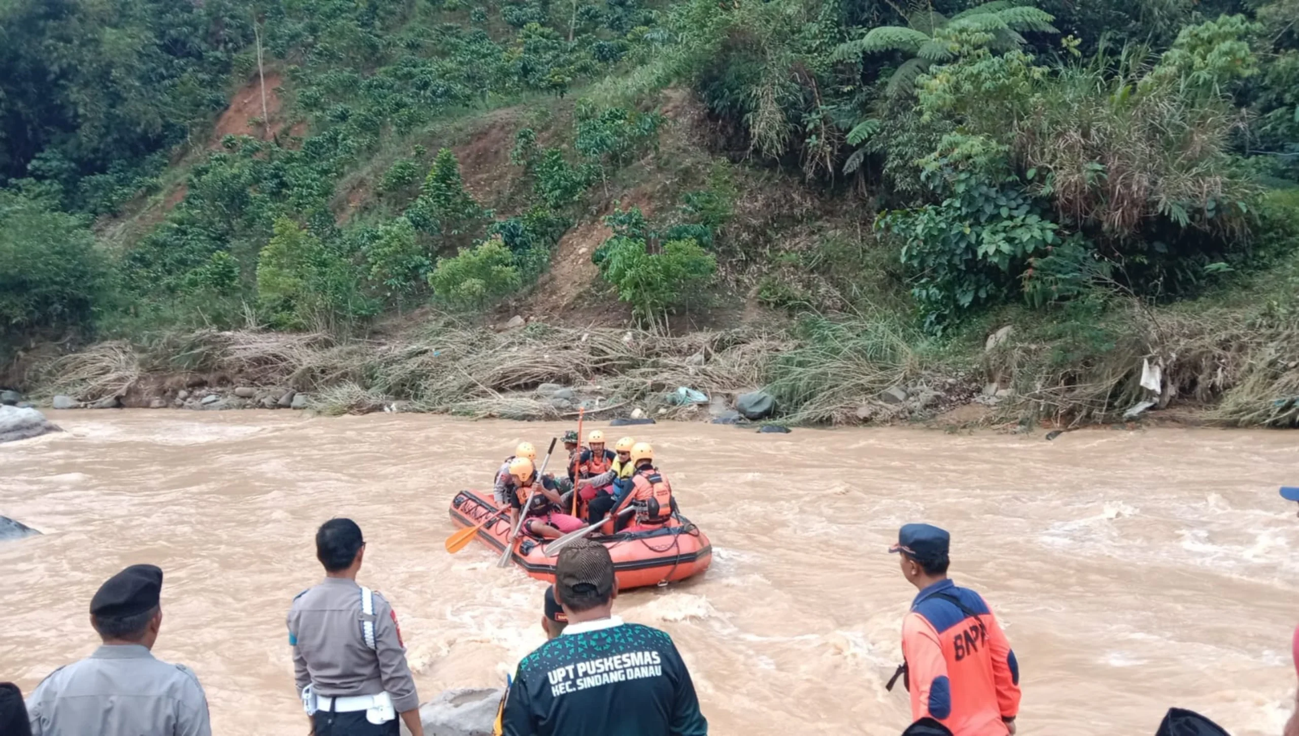 Banjir Bandung, Penjaga SMAN 1 Banjaran Hilang Usai Usaha Menyelamatkan Korban Hanyut