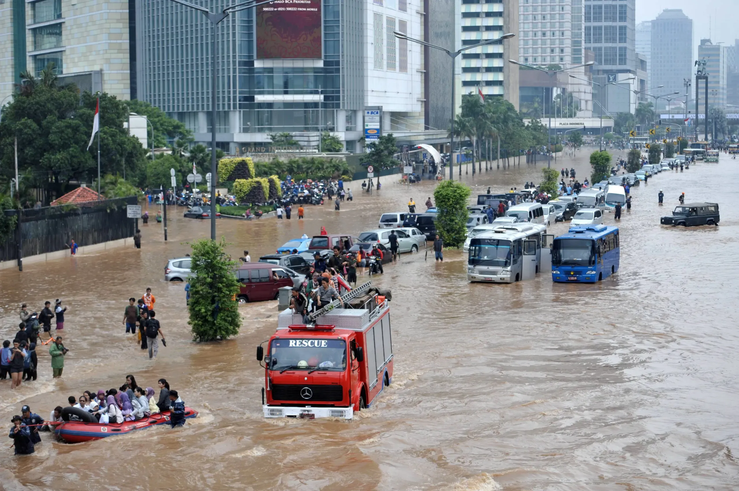Banjir Darurat di Jakarta: Empat Jalan Utama dan Satu RT Terendam Air, BPBD Bergerak Cepat