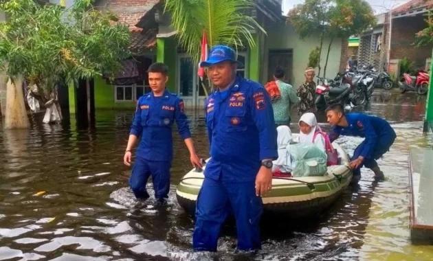 Banjir Demak Memaksa Belajar di Genangan, Rumah Hanyut Dapat Bantuan Ruspin 6x6 Meter