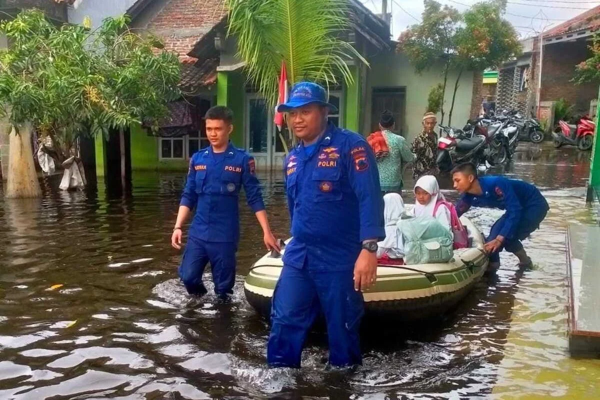 Banjir Demak Memaksa Belajar di Genangan, Rumah Hanyut Dapat Bantuan Ruspin 6x6 Meter