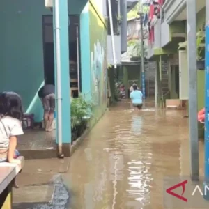 Banjir Hampir 2 Meter di Kebon Pala Jaktim karena Kiriman Air dari Hulu