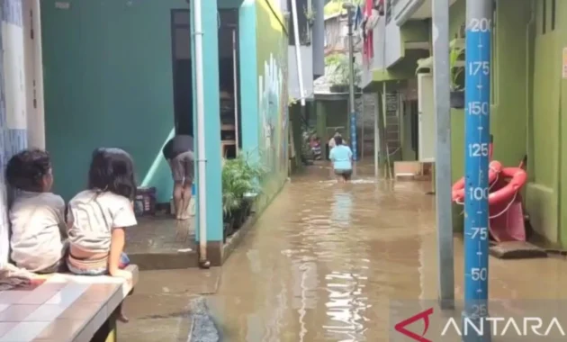 Banjir Hampir 2 Meter di Kebon Pala Jaktim karena Kiriman Air dari Hulu