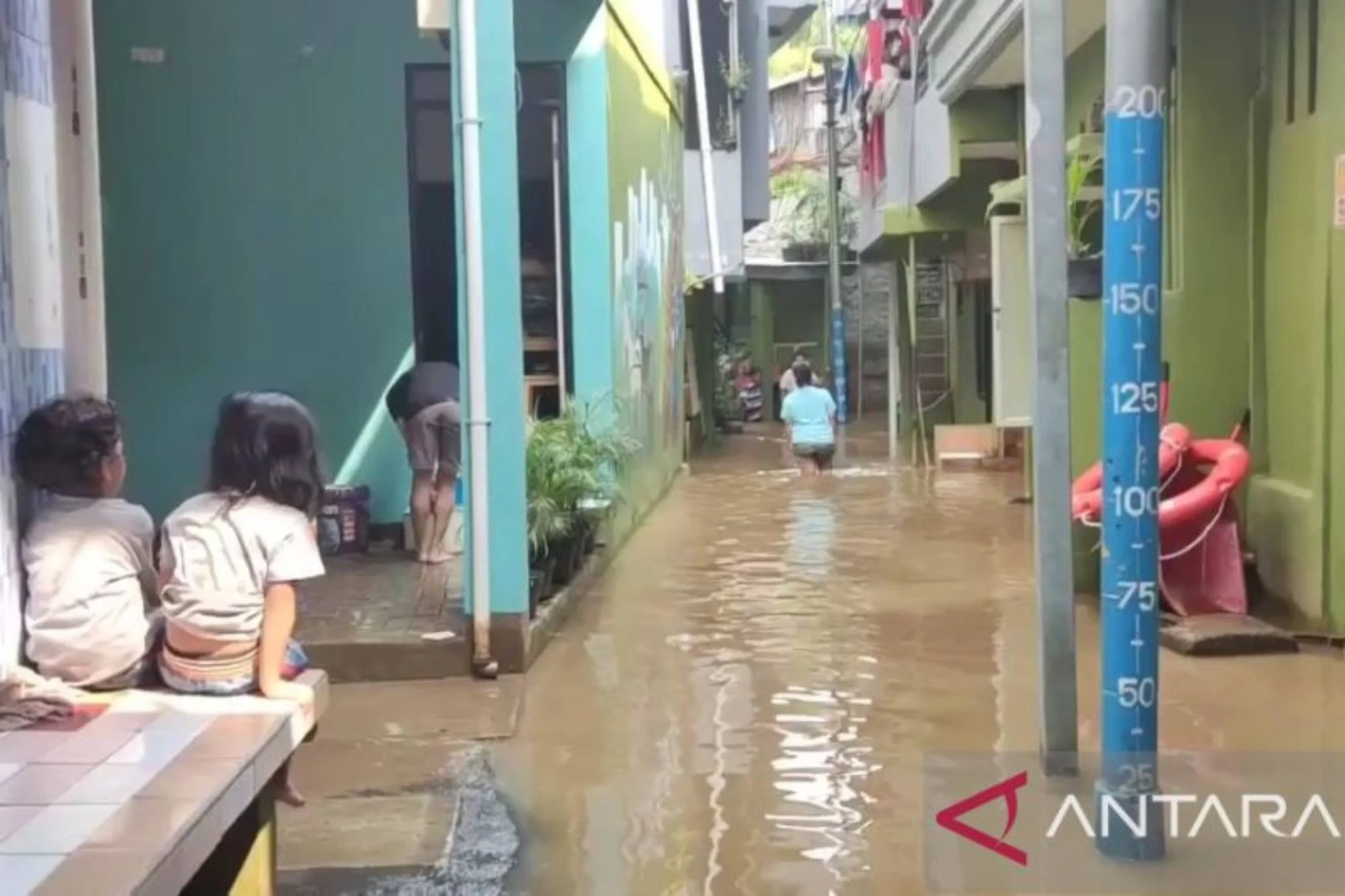 Banjir Hampir 2 Meter di Kebon Pala Jaktim karena Kiriman Air dari Hulu