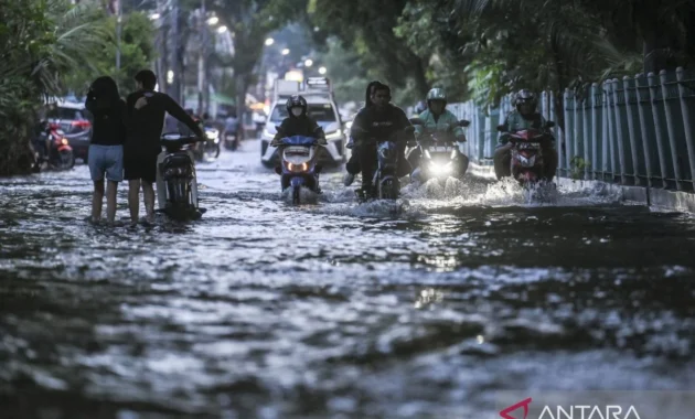 Banjir Merendam 12 RT & 4 Jalan di Jakarta Barat, Pemerintah Gerakkan Ratusan Pompa dan Dredging Besar-besaran