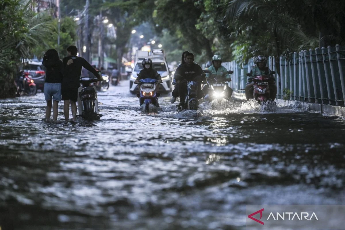 Banjir Merendam 12 RT & 4 Jalan di Jakarta Barat, Pemerintah Gerakkan Ratusan Pompa dan Dredging Besar-besaran