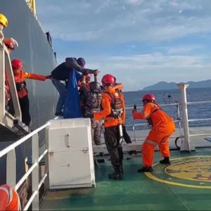 Basarnas Bali Evakuasi ABK Filipina yang Mengalami Gangguan Kesehatan di Perairan Benoa