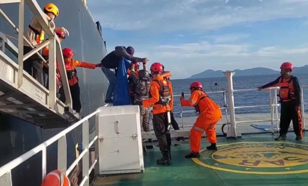 Basarnas Bali Evakuasi ABK Filipina yang Mengalami Gangguan Kesehatan di Perairan Benoa