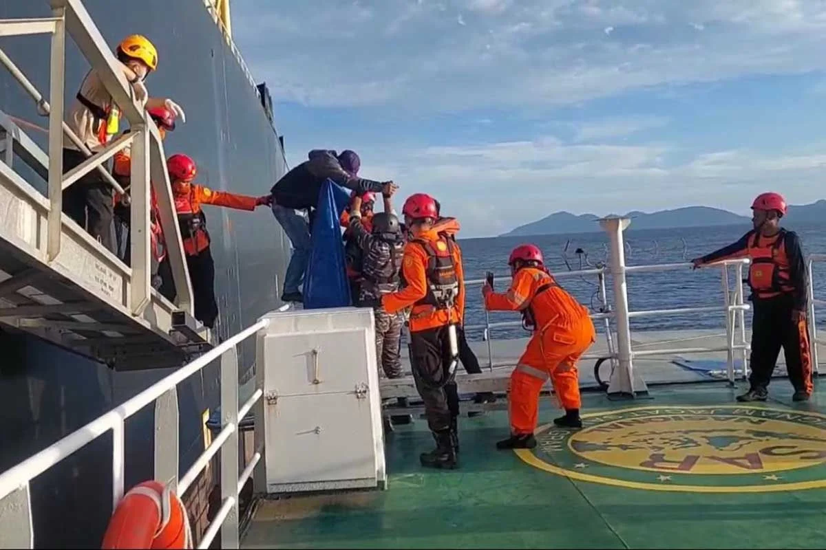 Basarnas Bali Evakuasi ABK Filipina yang Mengalami Gangguan Kesehatan di Perairan Benoa