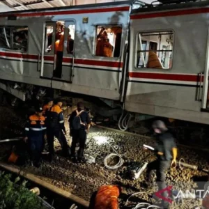 Basarnas Evakuasi Penumpang Terjepit Usai Tabrakan KRL dan KA Argo Bromo