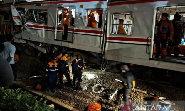 Basarnas Evakuasi Penumpang Terjepit Usai Tabrakan KRL dan KA Argo Bromo