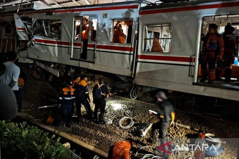 Basarnas Evakuasi Penumpang Terjepit Usai Tabrakan KRL dan KA Argo Bromo