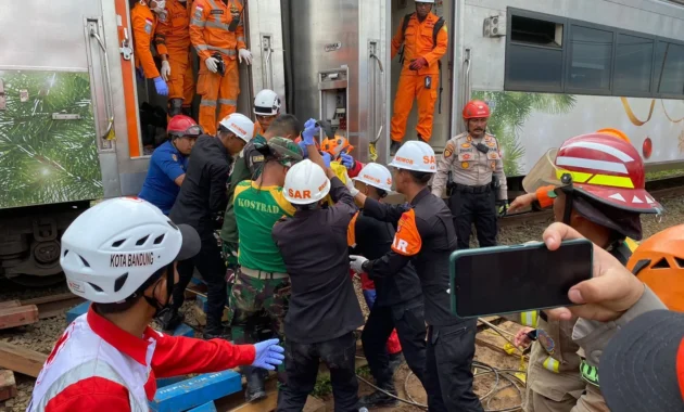 Basarnas Kirim Tim Bantu Evakuasi Korban Kecelakaan Kereta di Stasiun Bekasi Timur