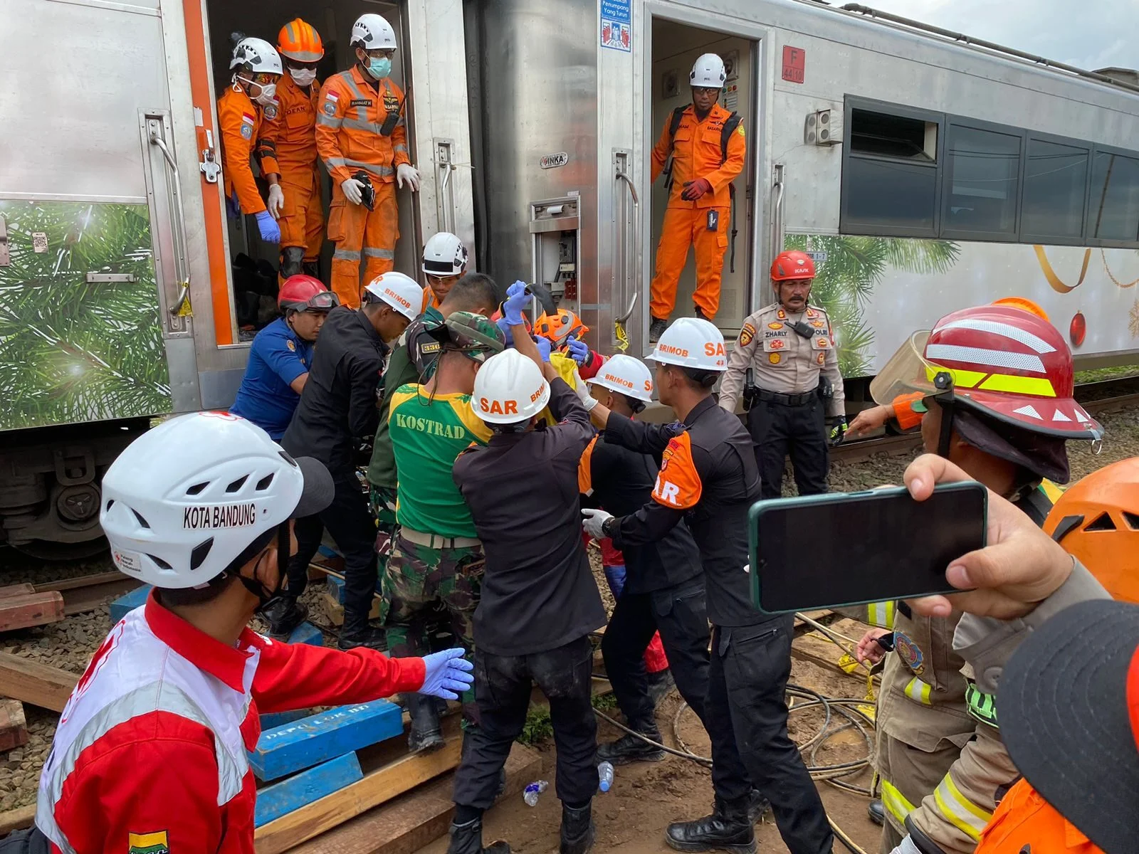 Basarnas Kirim Tim Bantu Evakuasi Korban Kecelakaan Kereta di Stasiun Bekasi Timur