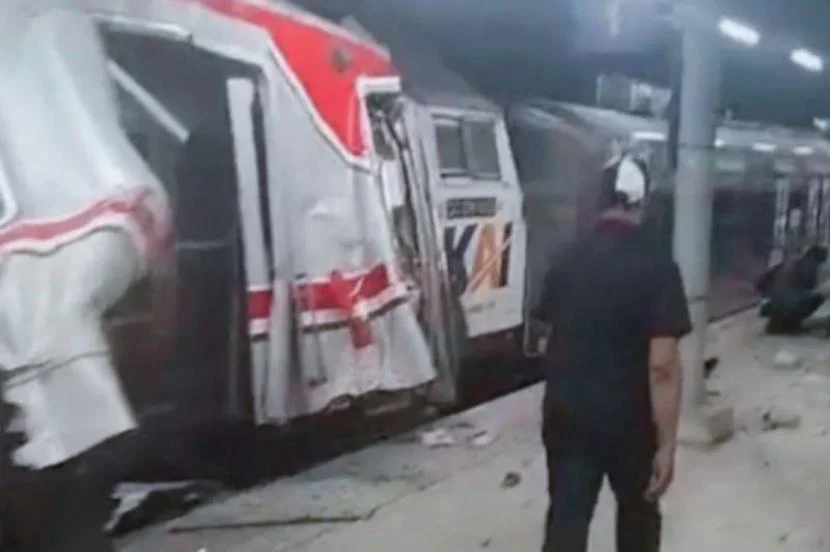 Basarnas Selamatkan Lima Penumpang Terdampak Tabrakan KRL di Bekasi