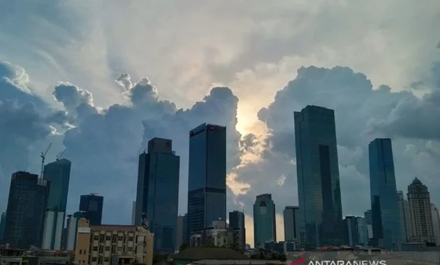 BMKG prakirakan sebagian besar Jakarta cerah berawan di Minggu pagi