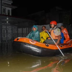 BPBD Kota Medan Kerahkan Personel untuk Evakuasi Warga Terdampak Banjir di Sungai Deli