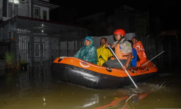 BPBD Kota Medan Kerahkan Personel untuk Evakuasi Warga Terdampak Banjir di Sungai Deli