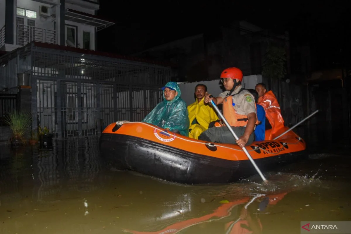 BPBD Kota Medan Kerahkan Personel untuk Evakuasi Warga Terdampak Banjir di Sungai Deli
